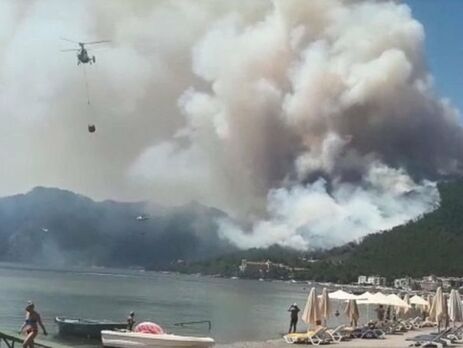 У турецькому курортному місті Мармарис спалахнули лісові пожежі. Один із ліквідаторів стихії загинув