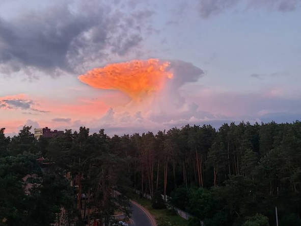 У соцмережах постять фотографії "атомної хмари" з Києва. Укргідрометцентр пояснив, що це таке
