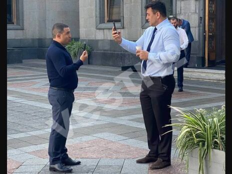 Куницький і Тищенко зі смартфонами в руках і далі з'ясовували стосунки на вулиці
