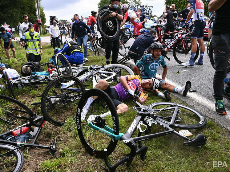 У Франції затримали вболівальницю, через яку сталося масове падіння на "Тур де Франс"