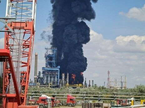 В Румынии произошел взрыв на крупнейшем нефтеперерабатывающем заводе, пострадали несколько человек. Видео