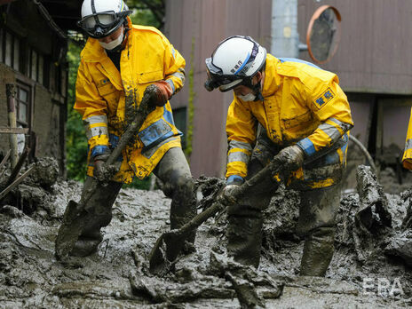 Четыре человека погибли, более 60 ищут спасатели спустя два дня после селевого оползня в Японии. Фоторепортаж