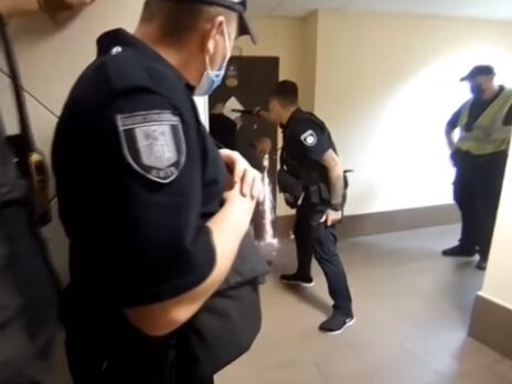 Поліцейський закривав вічко, поки різали двері, потім пролунав постріл. ЗМІ опублікували відео конфлікту через київську квартиру