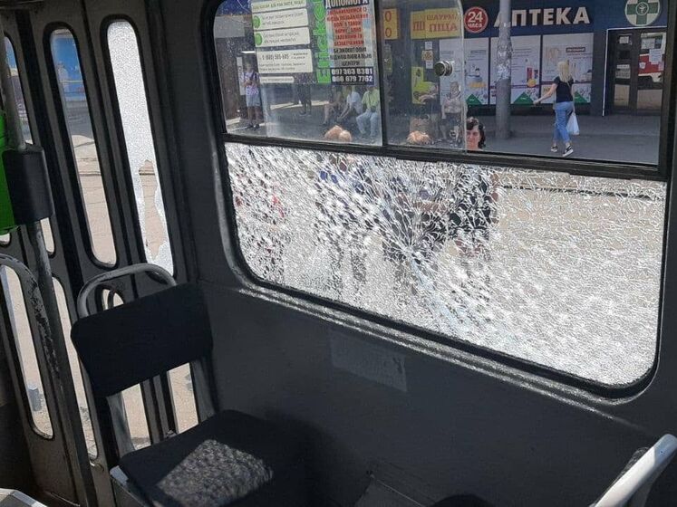В Харькове обстреляли трамвай из пневматического оружия. СМИ писали, что пассажир получил ранение выбитым стеклом
