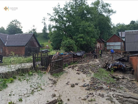 У Закарпатській області через сильні опади затопило будинки й дороги, рятувальники борються зі стихією