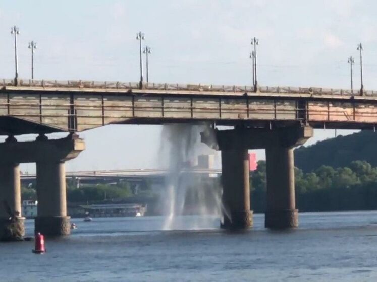 У Києві під мостом Патона вдруге за місяць прорвало тепломагістраль. Відео
