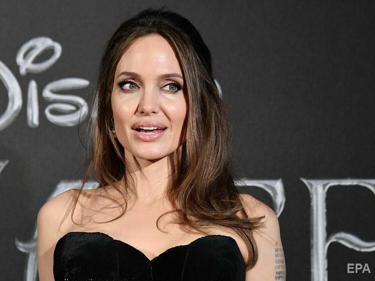 Джоли была замечена на закрытом концерте в компании 31-летнего канадского певца – СМИ