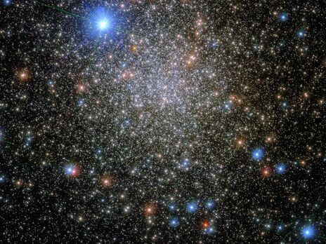 Телескоп Hubble заснял яркое звездное скопление в созвездии Скорпиона