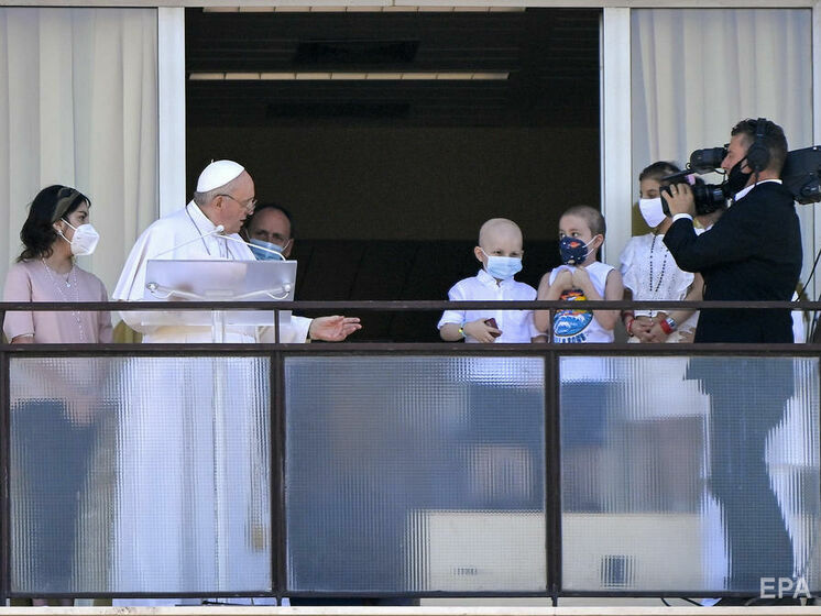 Папа Франциск впервые появился на публике после операции