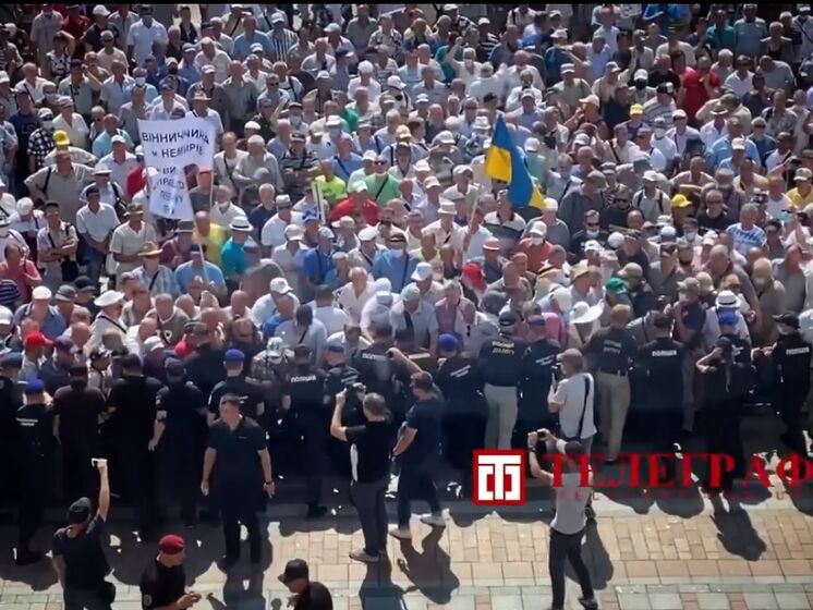 У здания Рады митингуют пенсионеры МВД. Они пытались штурмовать Раду и перекрыли улицу Грушевского. Видео