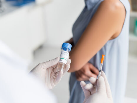 Johnson & Johnson і AstraZeneca планують модифікувати свої вакцини, щоб усунути ризик тромбів