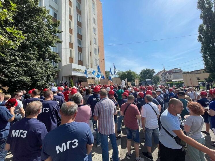 Сотрудники Николаевского глиноземного завода пикетировали апелляционный суд