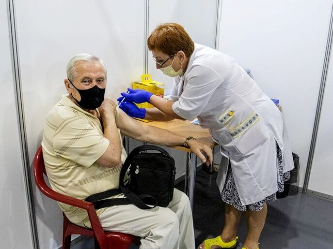 В Україні працює понад 200 центрів масової вакцинації проти COVID-19 – МОЗ