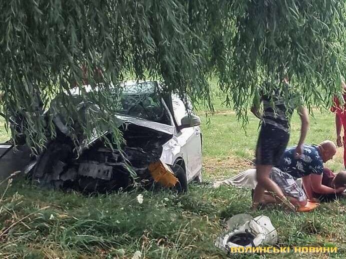 У Волинській області в смертельну ДТП потрапив легковий автомобіль, у якому було щонайменше 12 осіб