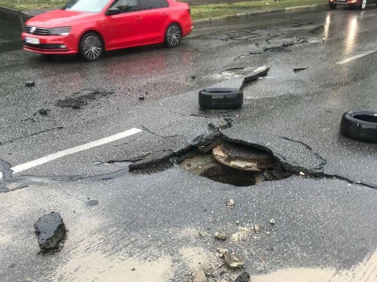 У Києві злива зруйнувала дороги, повалено 150 дерев. Жителі столиці плавали вулицями на надувних кругах і SUP-дошках
