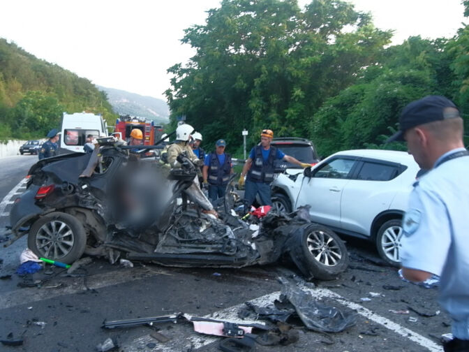 У Криму вантажівка врізалася в чотири легкові автомобілі, загинуло кілька людей