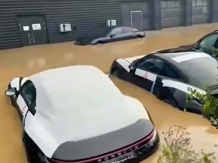 У Німеччині через аномальні зливи затопило автосалон із новими Porsche. Відео