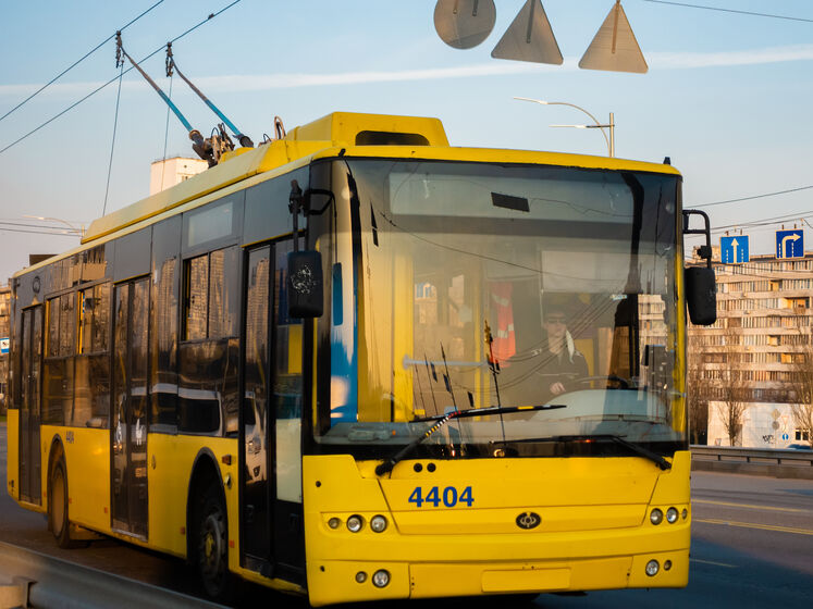 У Києві пасажири штовхали зламаний тролейбус і врізалися в позашляховик. Відео