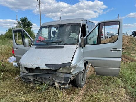 В Луганской области микроавтобус с пассажирами попал в кювет, несколько человек пострадали