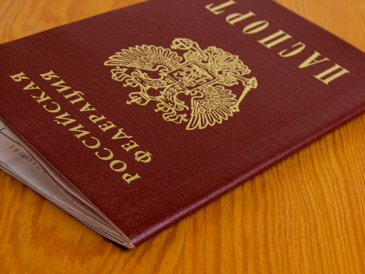 У Росії запропонували вилучати закордонні паспорти в боржників