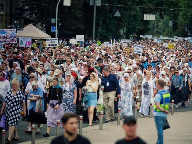 "Навіщо маски? Усі з хрестом, захист є". На хресний хід у Києві зібралося понад 20 тис. людей, майже всі вони без масок