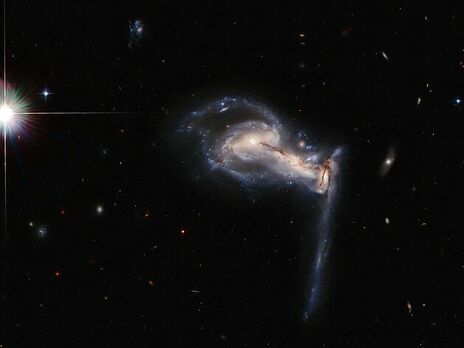 Між трьома галактиками існує гравітаційна взаємодія