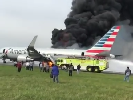 В Чикаго во время взлета загорелся пассажирский самолет. Видео