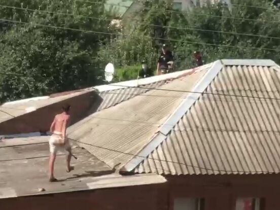 У Харкові під час спроби зняти з даху чоловіка постраждало двоє поліцейських