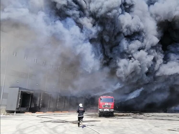 В пригороде Одессы масштабный пожар. CМИ сообщили, что горит складской комплекс сети супермаркетов АТБ