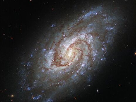 Hubble заснял спиральную галактику в созвездии Часы