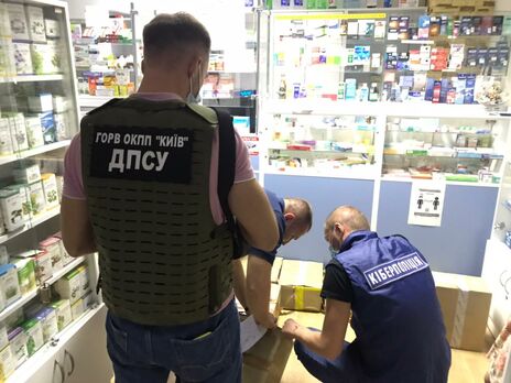 Правоохоронці провели обшуки в мережі аптек, через які продавали фальсифікат