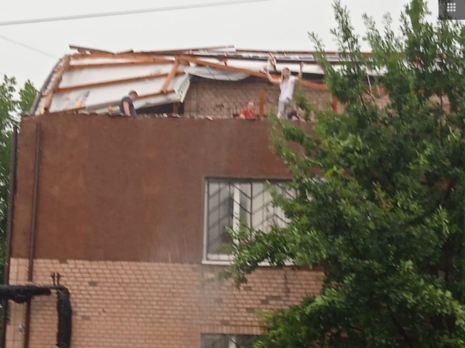 В Первомайске шквальный ветер сорвал крышу со здания суда – ветром по городу разнесло бумагу. Видео