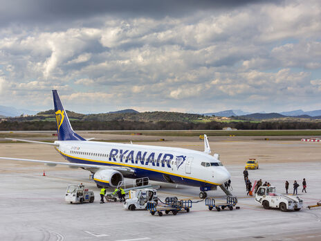 У Польщі літак Ryanair залишив пасажирів в аеропорту. Очевидці розповіли, що пілот махав людям середнім пальцем