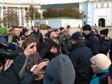 В Киеве сторонники легализации марихуаны и националисты устроили потасовку