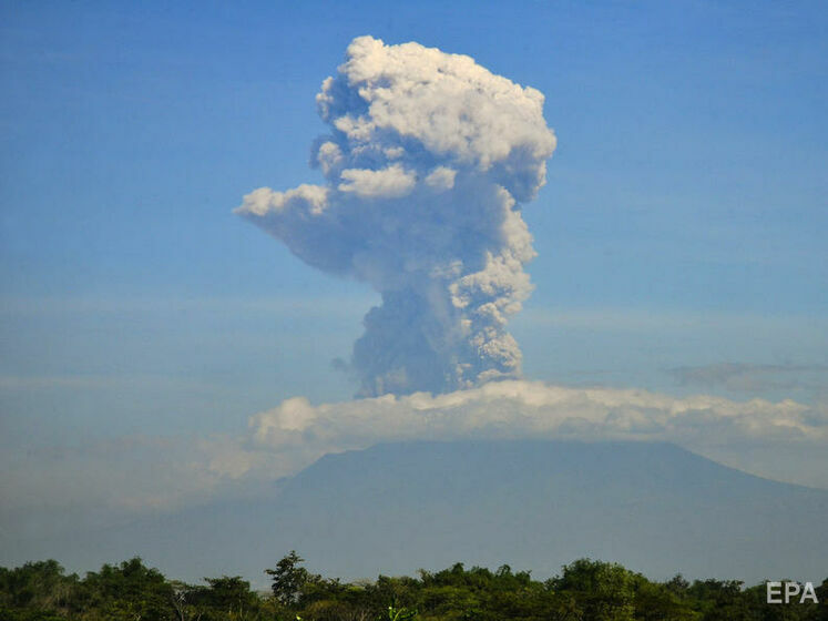 В Індонезії прокинувся вулкан Мерапі. Відео