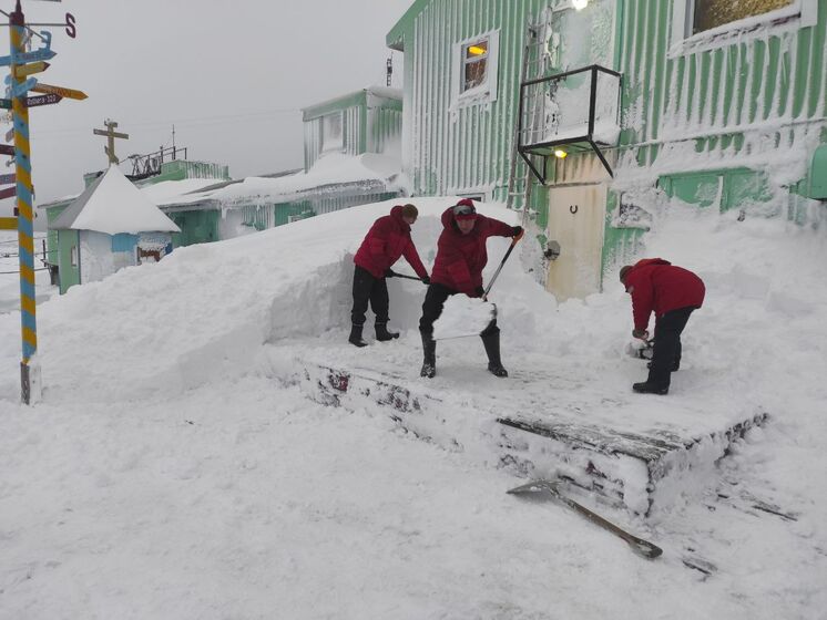 "В Антарктиду нарешті прийшла зима". Українських полярників на станції "Академік Вернадський" замело снігом