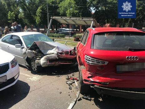 В Одесі BMW зіткнувся із трьома автомобілями та влетів у зупинку громадського транспорту, є постраждалі – поліція