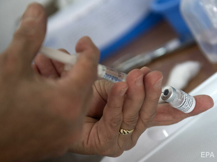В BioNTech заявили о необходимости третьей дозы вакцины для защиты от новых штаммов COVID-19