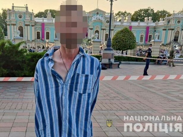В Киеве полиция задержала мужчину, который приставал к прохожим и заявлял, что имеет при себе взрывчатку