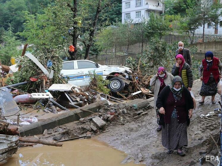 У Туреччині почалися сильні повені. Вода зруйнувала дороги, затопила будинки та машини. Відео