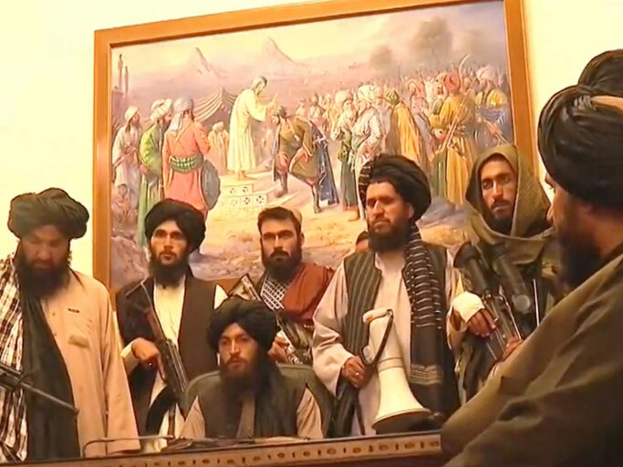 "Талибан" вошел в Кабул и занял президентский дворец