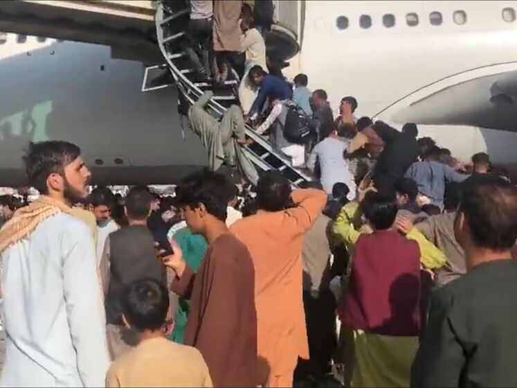 "Ситуація перетворилася на хаос". В аеропорту Кабула скасували комерційні рейси, біля злітної смуги &ndash; натовпи охочих полетіти. Відео