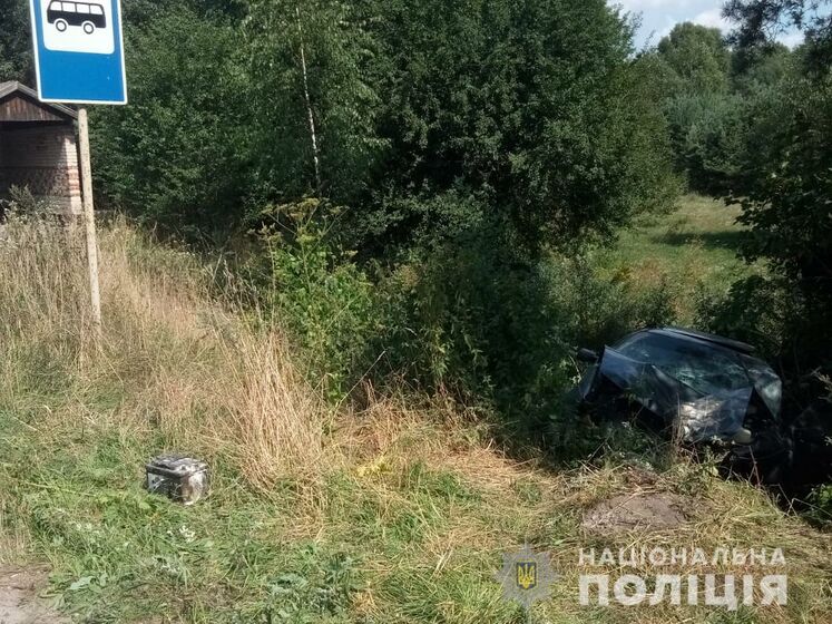 У Львівській області автомобіль злетів у кювет. Унаслідок ДТП постраждали діти