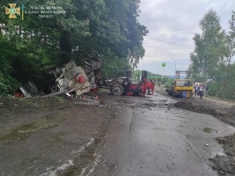 В Карпатах перевернулся ехавший на вызов пожарный автомобиль, пострадали шестеро спасателей