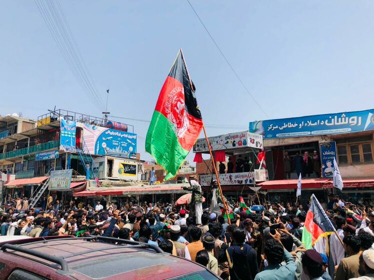 В одной из провинций Афганистана люди подняли флаг страны. Талибы открыли по ним огонь, есть погибшие