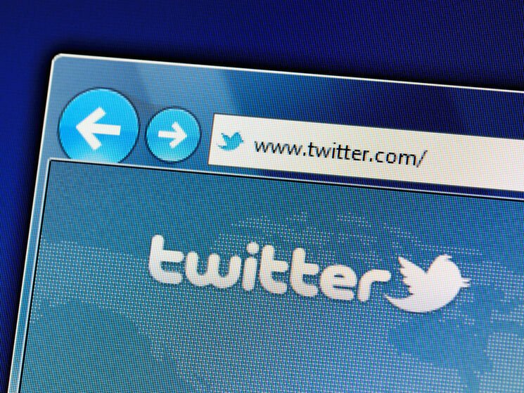 Twitter тестирует функцию жалоб на твиты с фейками