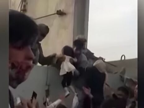 Чтобы эвакуировать маленькую девочку из Афганистана, ее передавали из рук в руки солдатам. Видео