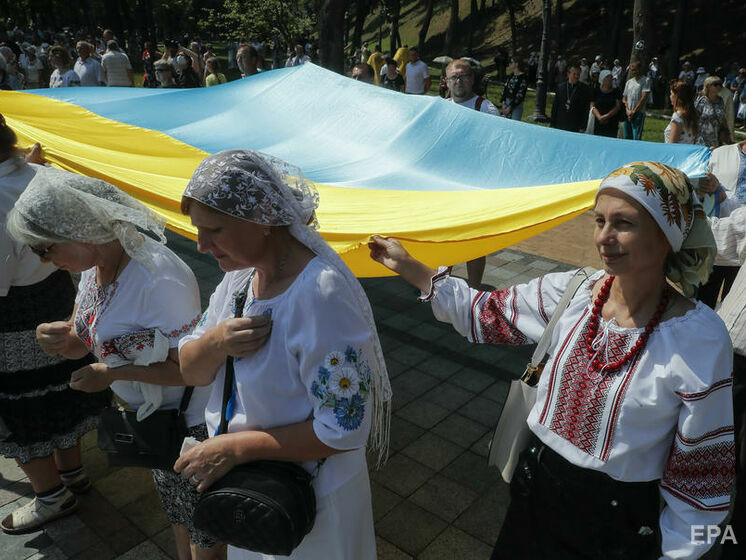 Украинские дипломаты и представители диаспоры развернули 30-метровые флаги Украины в 30 странах