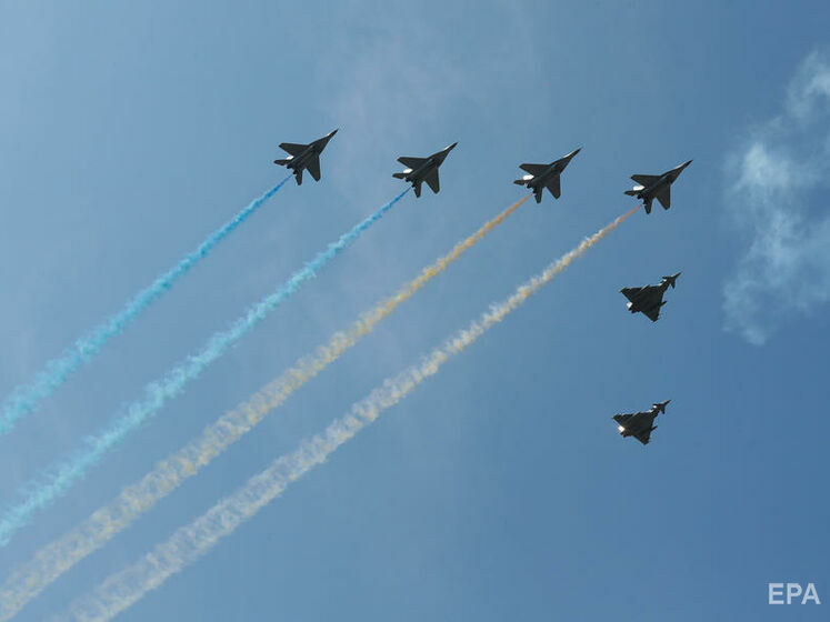 Винищувачі МіГ-29 зобразили прапор України в небі над Києвом під час параду до Дня Незалежності. Відео