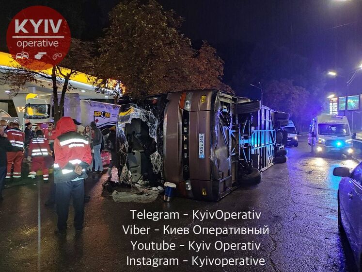 У Києві перекинувся автобус "Кишинів – Москва", постраждало приблизно 20 осіб